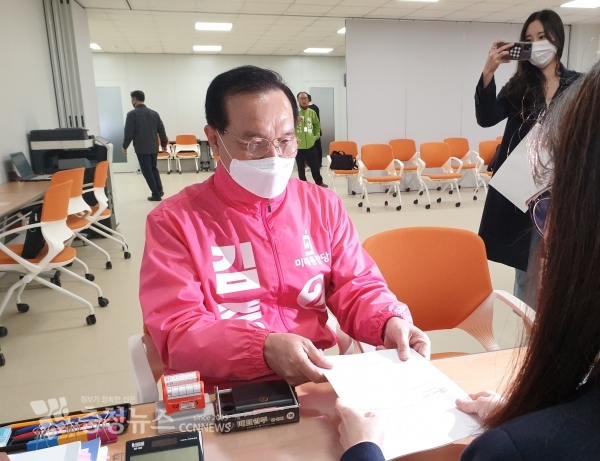21대 총선 세종갑 선거구에 출마한 김중로 후보가 후보 등록하고 있다. / 충청뉴스 이성현 기자