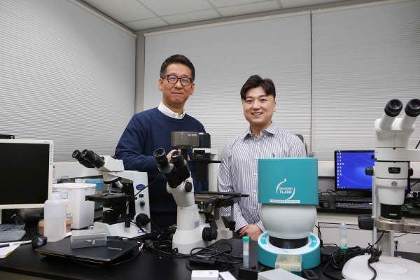 (왼쪽부터) 조병관 교수, 송요셉 박사