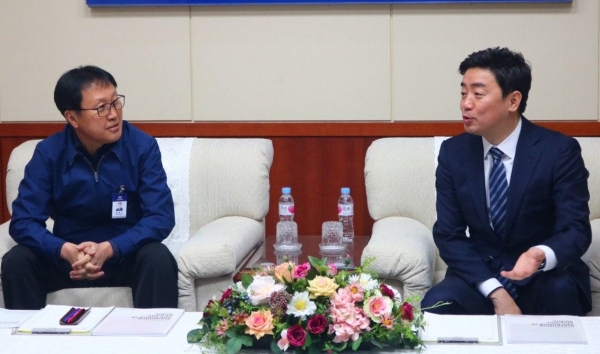 현대차 아산공장 방문한 더불어민주당 강훈식(오른쪽) 후보