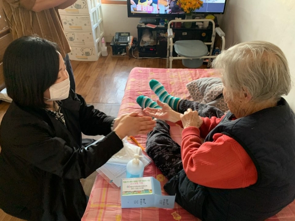 코로나19 예방 및 확산 방지을 위한 '손소독제 및 마스크 지원 모습'