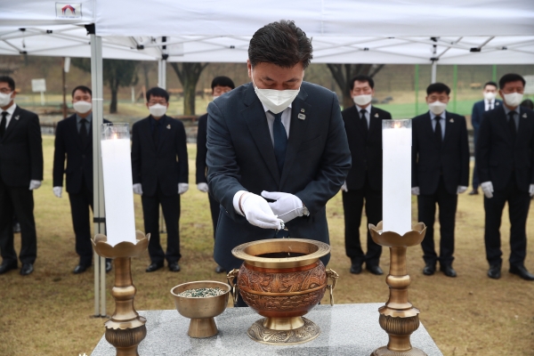 구만섭 천안시장 권한대행이 제5회 서해 수호의 날인 27일 천안함 46용사 10주기를 맞아 태조산 보훈공원의 천안함 추모비를 참배하고 있다.