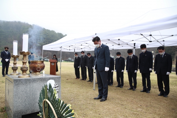 구만섭 천안시장 권한대행이 제5회 서해 수호의 날인 27일 천안함 46용사 10주기를 맞아 태조산 보훈공원의 천안함 추모비를 참배하고 있다.