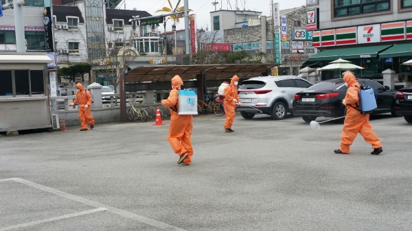 부여군 임업후계자 협의회 방역소독 장면