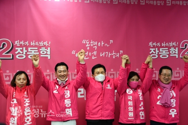 미래통합당 황교안 대표가 27일 대전 유성갑 장동혁 후보 캠프를 찾아 지원유세를 하고 있다.