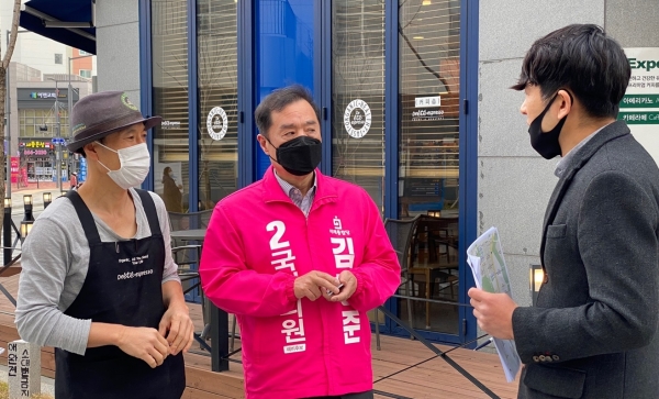 세종 지역 상가 상인들과 면담하는 미래통합당 김병준 후보