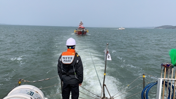 기관고장 낚싯배 예인중인 사진