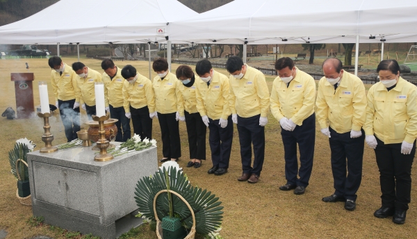 천안함 추모비 참배