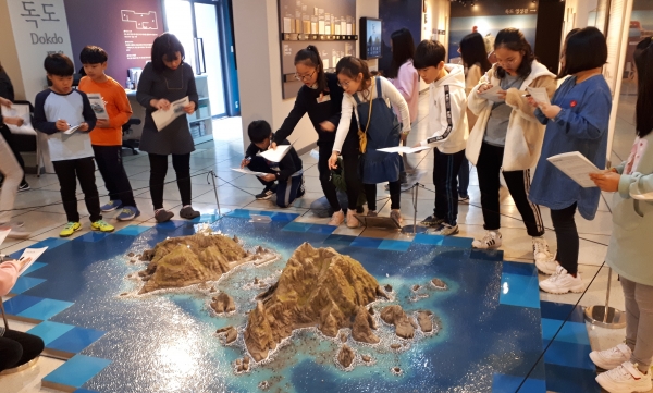 지난해 10월 새롬고의 독도전시관에서 새롬초 학생들의 체험활동 모습