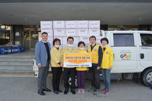 긴급 구호품 전달 장면