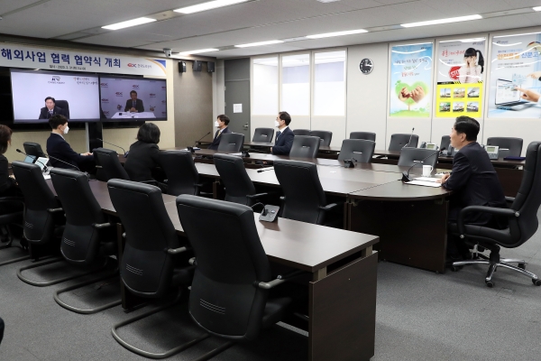 김상균 이사장(맨 오른쪽)이 31일 철도공단 본사에서 "철도공단-도로공사 해외 민관협력사업 상호협력 업무협약식"에 화상으로 참여하고 있다.