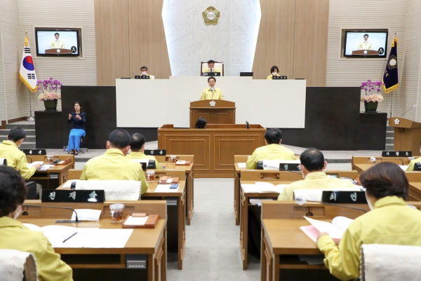 시의회에서 김홍장시장 인사말 장면