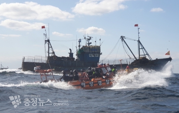 검문검색을 위한 정선명령을 무시한 채 현측에 등선차단물까지 설치하고 도주 중인 불법 중국어선을 추적하고 있는 해양경찰 (출처=태안해양경찰서)