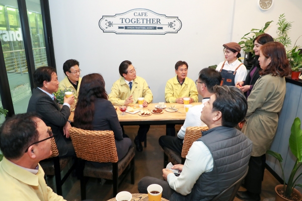 김홍장 시장이 다문화카페에서 이주여성들과 대화하는 장면