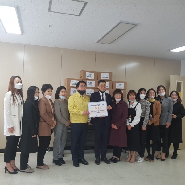 아산시장과 아산시건강가정·다문화가족지원센터 직원이 기념촬영을 하고 있다. 중앙) 오세현 아산시장, 조삼혁 센터장