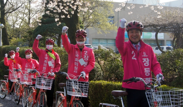 미래통합당 장동혁 대전 유성구갑 후보 자전거 유세 모습