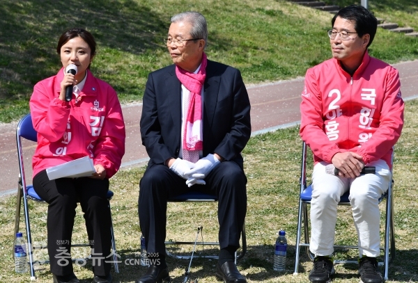 (왼쪽부터) 미래통합당 김소연 유성을 후보, 김종인 총괄선대위원장, 양홍규 서구을 후보