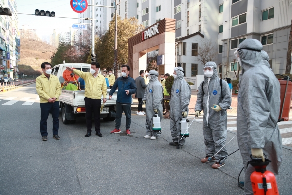 구만섭 천안시장 권한대행이 불당동 일원에서 코로나19 방역 활동을 하는 직원들에게 빈틈없는 소독을 지시하고 있다.