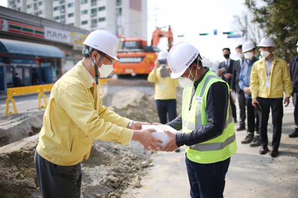 박재현 한국수자원공사 사장(왼쪽)이 충남 예산군 상수도 현대화사업 건설현장 근로자에게 마스크와 손세정제 등 방역용품을 전달하고 있다.