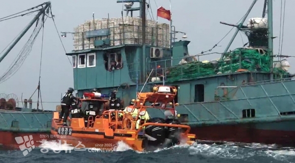 불법 중국어선 측면에서 등선 검문검색을 시도하고 있는 해양경찰 고속단정. (출처=태안해양경찰서)