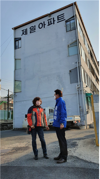 대전 중구 석교동 제일아파트 통장과 면담 중인 황운하 후보