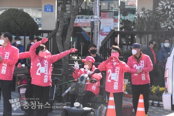 박금순 의장을 비롯한 미통당 소속 시의원들의 모습