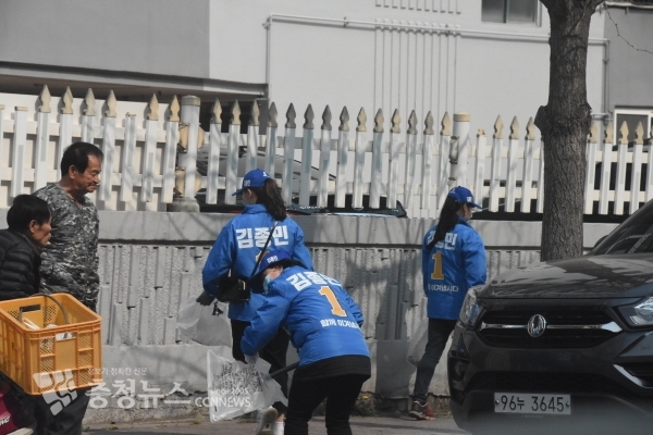 김종민 후보 캠프 선거운동원들이 거리 청소를 펼치고 있다.  /조홍기 기자