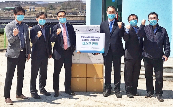 인삼수출협의회 마스크 전달 현장사진 * aT 신현곤 수출이사(가운데 좌측), 인삼수출협의회 황광보 회장(가운데 우측)