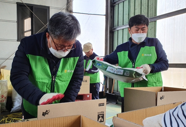 길정섭 본부장이 직원들과 함께 택배용 쌀 포장작업을 하며 일손지원에 나섰다.