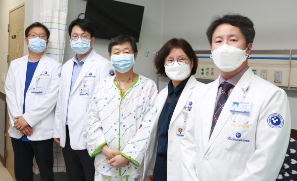 오른쪽부터 진료처장 김지연 교수, 심장내과 정진옥 교수, 환자, 흉부외과 심만식, 한우식 교수