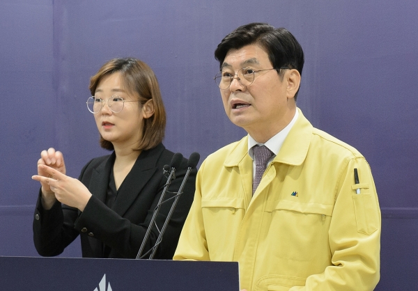 브리핑하는 이춘희(오른쪽) 세종시장