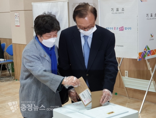 투표함에 투표용지 넣는 더불어민주당 이해찬(오른쪽) 대표