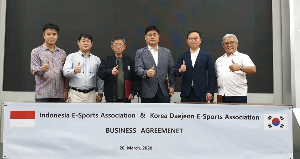 대전 e스포츠협회 김덕건(가운데 오른쪽) 회장, 인도네시아 e-스포츠협회 EDDY Lim(가운데 왼쪽) 회장과 관계자들이 업무 협약 후 기념촬영을 하고 있다.