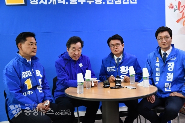 (왼쪽부터) 민주당 박영순 대덕구 후보, 이낙연 선대위원장, 황운하 중구 후보, 장철민 동구 후보