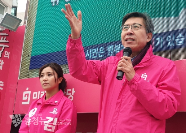 통합당 박형준(오른쪽) 공동 선대위원장과 김소연 유성을 후보