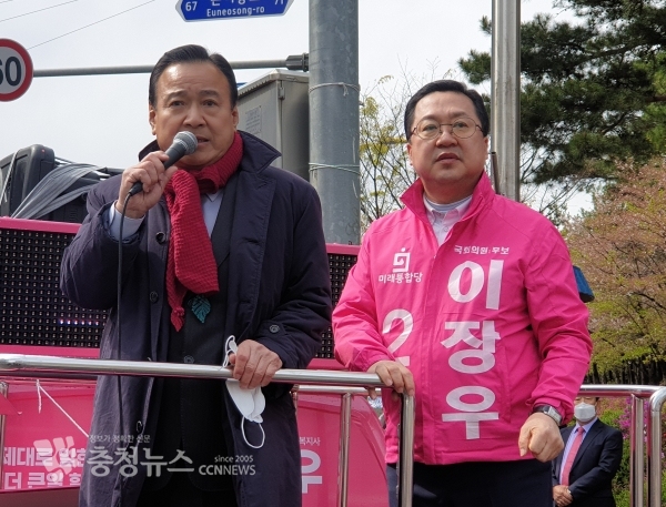 지원유세 연설하는 통합당 이완구(왼쪽) 전 총리