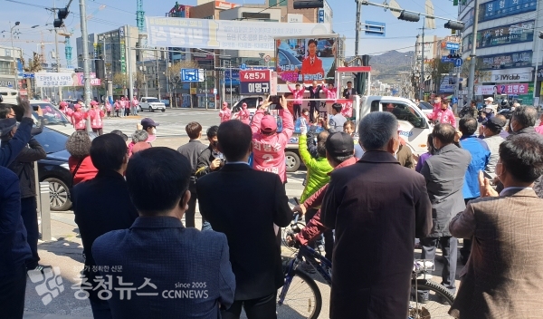 김종인 총괄선대위원장과 이영규 후보에게 박수 보내는 대전시민들