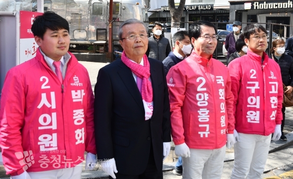 (왼쪽부터) 미래통합당 박종화 시의원 후보, 김종인 총괄선대위원장, 양홍규 서구을 후보, 고현석 서구의원 후보