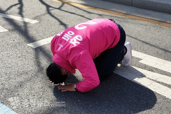 대전시민에 큰 절 하는 장동혁 유성갑 후보