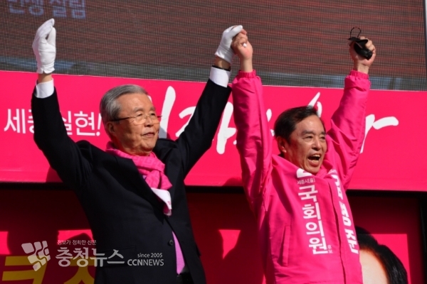 (왼쪽부터) 미래통합당 김종인(왼쪽) 총괄선대위원장, 김병준 세종을 후보