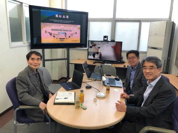 최종인 교수(산학협력단장/LINC+사업단장), 박준병 교수(경영회계학과) 가족기업 욱성미디어 방문(왼쪽부터 박배욱 대표, 최종인 단장, 박준병 교수)