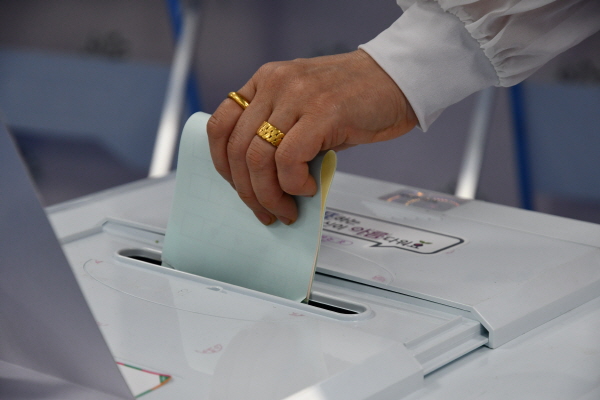 투표용지 넣는 모습