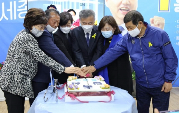 세종갑 더불어민주당 홍성국(가운데) 당선자.