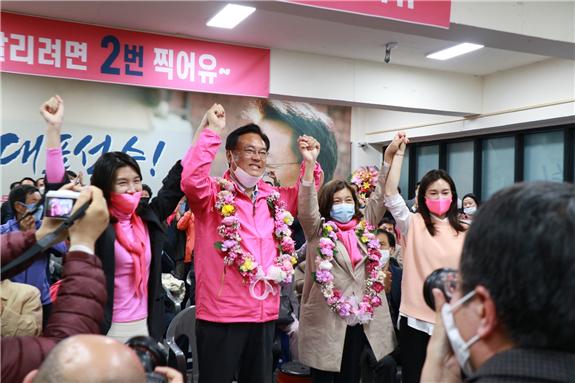 정진석 당선자와 가족들 기념사진