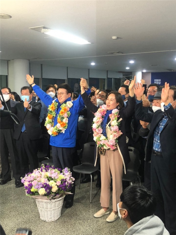 황운하 더불어민주당 대전 중구 후보가 16일 당선을 확정한 뒤 기념촬영을 하고 있다.