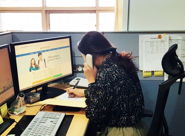 유선 상담하는 모습