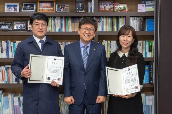 (왼쪽부터) 차광영 주무관, 최교진 교육감, 민정현 교사