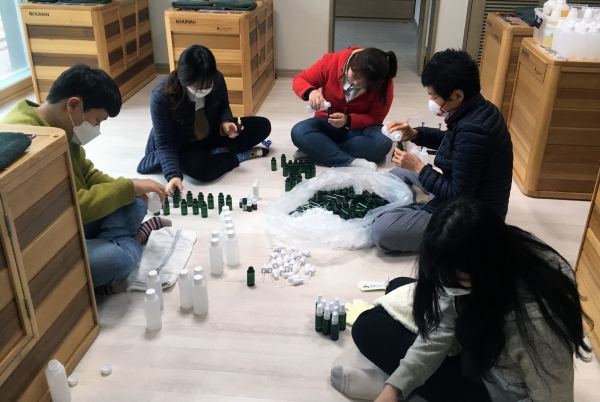 국립대운산치유의숲 직원들이 울산 울주군 온양읍 관내 안전사각지대 근로자들에게 전달할 위생물품(편백향균스프레이)을 만들고 있다