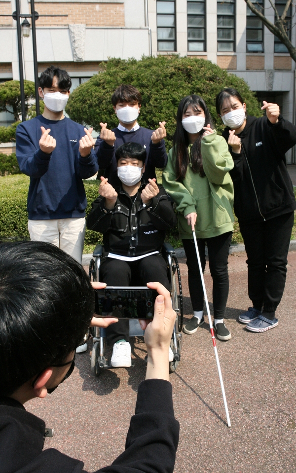 장애인식 개선 UCC 홍보영상을 촬영하는 목원대 사회복지학과 학생들