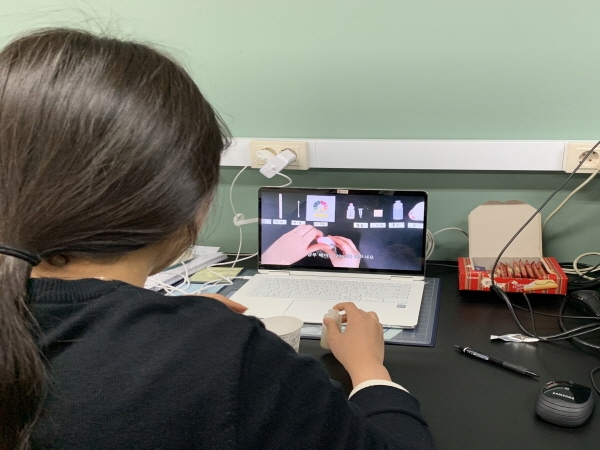 한남대학교 학생이 집으로 전달받은 키트를 활용해 영상 수업을 받고 있다.