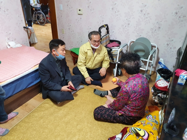 구 관계자가 사업대상 어르신의 집에 방문해 상담하는 모습